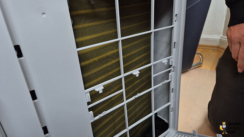 Rückseite der Midea PortaSplit mit geöffnetem Filterfach zur Reinigung.